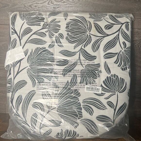 The Company Store Sunbrella Contoured Chair Cushion,Navy Floral, 20” x 20”, NWT! - Picture 5 of 16